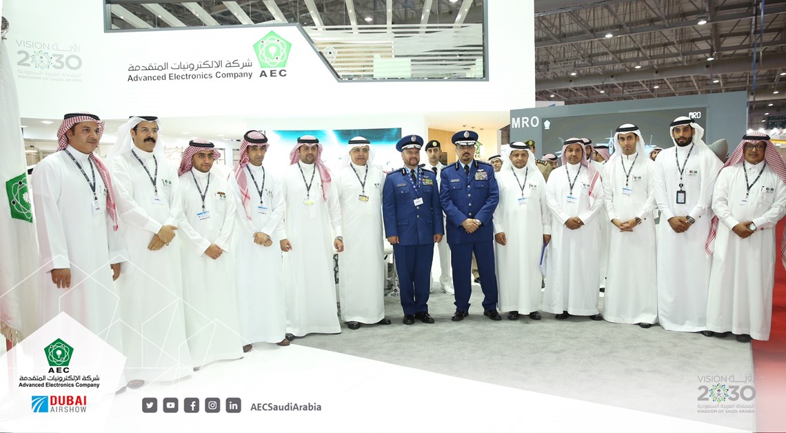 مساعد وزير الدفاع ونائب رئيس هيئة الأركان وقائد القوات الجوية يزورون جناح "الالكترونيات المتقدمة" بمعرض دبي للطيران