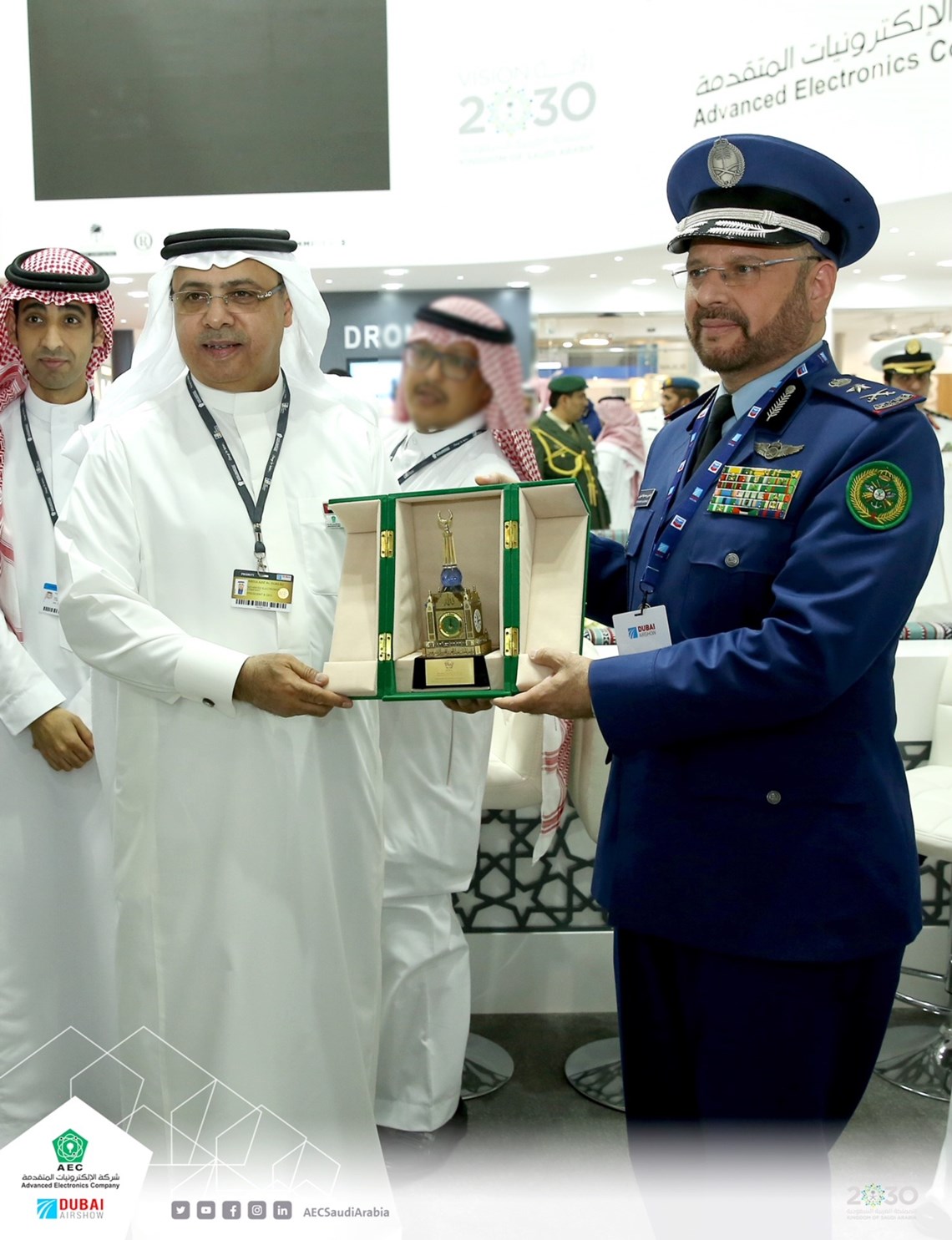 مساعد وزير الدفاع ونائب رئيس هيئة الأركان وقائد القوات الجوية يزورون جناح "الالكترونيات المتقدمة" بمعرض دبي للطيران